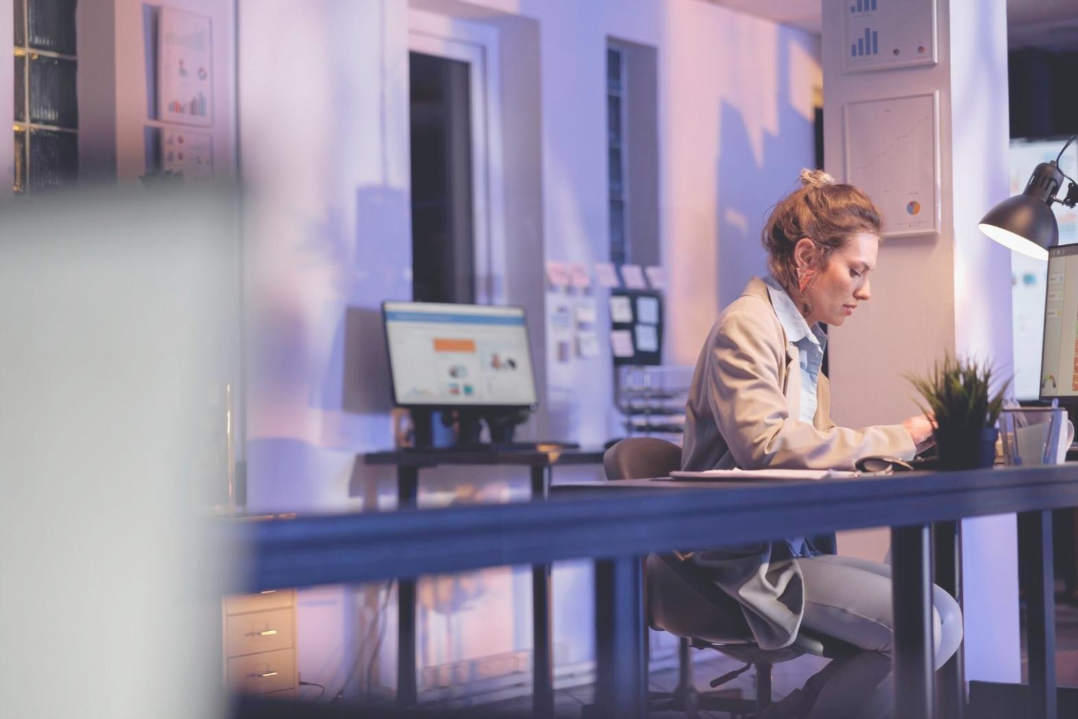 Uczestnicy warsztatów programowania gier podczas pracy zespołowej